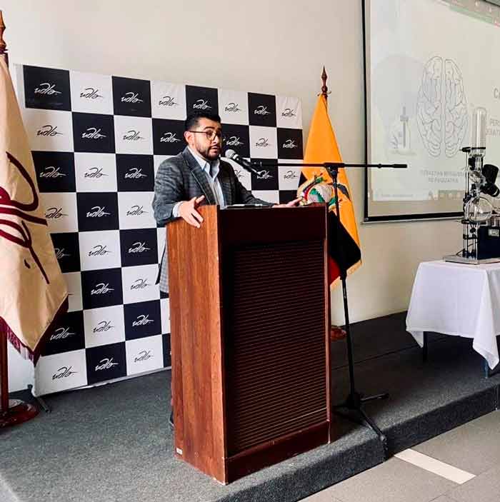 Dr. Sebastián Mosquera dando una conferencia en la UDLA